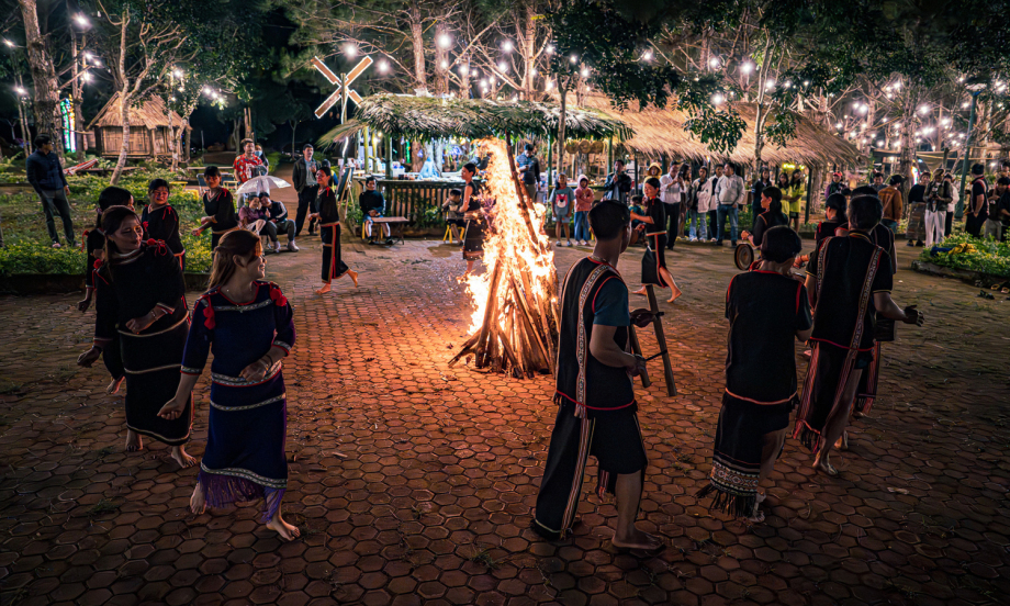 Chợ phiên Măng Đen người dân tộc thiểu số