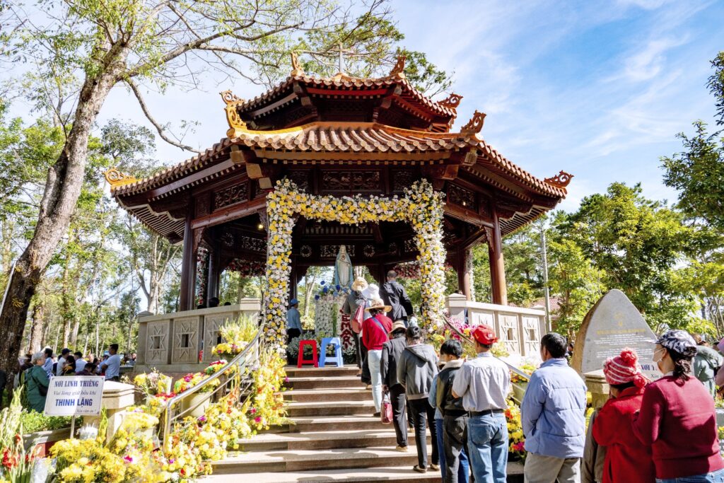 *   Trung Tâm Hành Hương Đức Mẹ Măng Đen